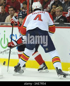 18. Oktober 2011 – Washington, DC, USA – Washington Capitals Center Mathieu Perreault (85), links, führt einen Pass um den Florida Panthers Defenseman Keaton Ellerby (4) während der zweiten Periode im Verizon Center in Washington, D.C., Dienstag, 18. Oktober 2011. (Kreditbild: © Chuck Myers/MCT/MCT/ZUMAPRESS.com) Stockfoto