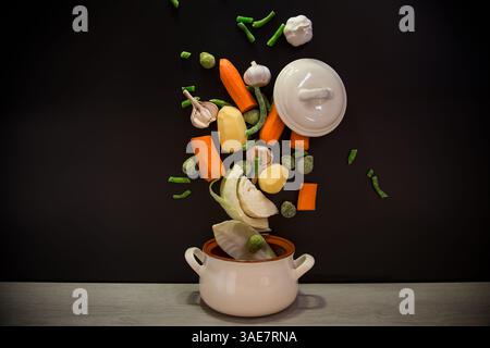 Gemüse in Bewegung vor dem Kochen in Suppe. Stockfoto