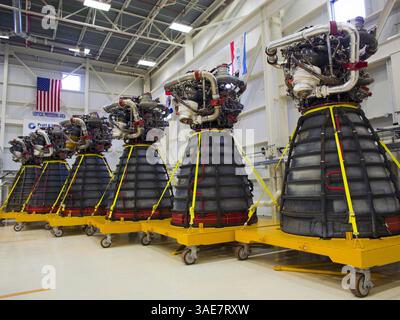 19. Oktober 2011 - Cape Canaveral, Florida, USA - ähnelt Dr. Who seiner fiktiven außerirdischen Rasse der Mutanten daleks, sechs Pratt Whitney Rocketdyne-Haupttriebwerke von Endeavour STS-134 und Atlantis STS-135-Missionen sitzen in Testzellen im Triebwerksladen des Kennedy Space Center der NASA in Florida. Zum ersten Mal befinden sich alle 15 Shuttle-Haupttriebwerke gleichzeitig in der Werkstatt und werden für den Transport zum Stennis Space Center der NASA in Mississippi vorbereitet, wo sie für den Einsatz in der nächsten Generation der NASA-Schwerlastrakete, dem Space Launch System, umgenutzt werden. (C Stockfoto