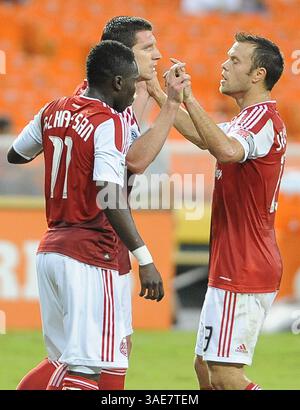 19. Oktober 2011 - Washington, DC, USA - Kenny Cooper, Mitte der Portland Timbers, feiert mit seinen Teamkollegen Jack Jewsbury (13) rechts und Kalif Alhassan (11), die in der ersten Halbzeit im RFK Stadium in Washington, D.C. sein Tor gegen D.C. United verfolge 2011. (Kreditbild: © Chuck Myers/MCT/MCT/ZUMAPRESS.com) Stockfoto