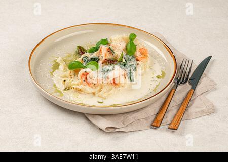 Portion Fettuccin mit Garnelen in Sahnesauce Stockfoto