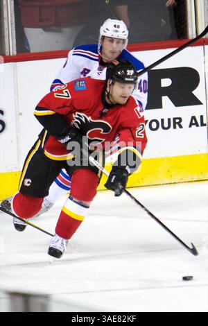 20. Oktober 2011 - Calgary, Alberta, Kanada - Calgary Flames Defence Derek Smith (27) verwickelt sich mit dem New York Rangers Center Erik Christensen (40) im NHL-Hockeyspiel gegen die New York Rangers in Calgary, ab. Die Flammen verloren die Rangers 3-2 nach der 3. Periode und Überstunden. Foto: Shane Lockyer (Foto: © Shane Lockyer/Southcreek/ZUMAPRESS.com) Stockfoto