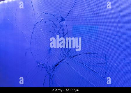 Gebrochenes und gerissenes blaues verstärktes Glas Stockfoto