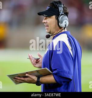 22. Oktober 2011: Washington-Cheftrainer Steve Sarkisian am Rande des NCAA Football-Spiels zwischen dem Stanford Cardinal und den Washington Huskies im Stanford Stadium in Palo Alto, CA. Stanford besiegte Washington mit 65:21. â© Damon Tarver/Cal Sport Media(Kreditbild: © Damon Tarver/Cal Sport Media/ZUMAPRESS.com) Stockfoto