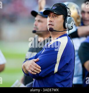 22. Oktober 2011: Washington-Cheftrainer Steve Sarkisian am Rande des NCAA Football-Spiels zwischen dem Stanford Cardinal und den Washington Huskies im Stanford Stadium in Palo Alto, CA. Stanford besiegte Washington mit 65:21. â© Damon Tarver/Cal Sport Media(Kreditbild: © Damon Tarver/Cal Sport Media/ZUMAPRESS.com) Stockfoto