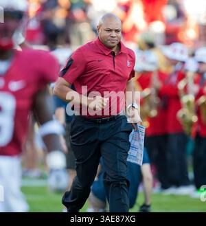 22. Oktober 2011: Stanford-Cheftrainer David Shaw erobert das Spielfeld vor dem NCAA Football-Spiel zwischen den Stanford Cardinal und den Washington Huskies im Stanford Stadium in Palo Alto, CA. Stanford besiegte Washington 65:21. â© Damon Tarver/Cal Sport Media(Kreditbild: © Damon Tarver/Cal Sport Media/ZUMAPRESS.com) Stockfoto