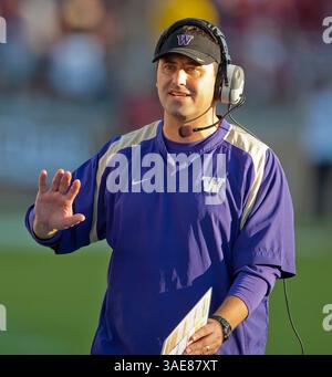22. Oktober 2011: Washington-Cheftrainer Steve Sarkisian am Rande des NCAA Football-Spiels zwischen dem Stanford Cardinal und den Washington Huskies im Stanford Stadium in Palo Alto, CA. Stanford besiegte Washington mit 65:21. â© Damon Tarver/Cal Sport Media(Kreditbild: © Damon Tarver/Cal Sport Media/ZUMAPRESS.com) Stockfoto