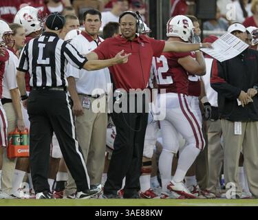 22. Oktober 2011: Stanford, CA, USA - der Cheftrainer des Stanford Cardinal David Shaw spricht mit einem Schiedsrichter während des Spiels gegen die Washington Huskies im zweiten Quartal im Stanford Stadium in Stanford, Kalifornien am Samstag, den 22. Oktober 2011. (Kreditbild: © Nhat V. Meyer/San Jose Mercury News/MCT/ZUMAPRESS.com) Stockfoto
