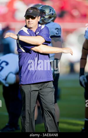 22. Oktober 2011: Washington-Cheftrainer Steve Sarkisian vor dem NCAA Football-Spiel zwischen dem Stanford Cardinal und den Washington Huskies im Stanford Stadium in Palo Alto, CA. Stanford besiegte Washington 65:21. â© Damon Tarver/Cal Sport Media(Kreditbild: © Damon Tarver/Cal Sport Media/ZUMAPRESS.com) Stockfoto