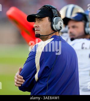 22. Oktober 2011: Washington-Cheftrainer Steve Sarkisian am Rande des NCAA Football-Spiels zwischen dem Stanford Cardinal und den Washington Huskies im Stanford Stadium in Palo Alto, CA. Stanford besiegte Washington mit 65:21. â© Damon Tarver/Cal Sport Media(Kreditbild: © Damon Tarver/Cal Sport Media/ZUMAPRESS.com) Stockfoto