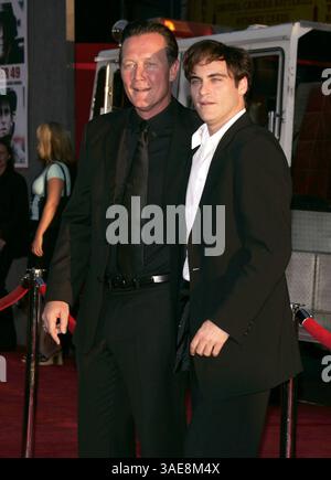 September 2004; Hollywood, Kalifornien, USA; Schauspieler ROBERT PATRICK & JOAQUIN PHOENIX bei der Uraufführung von 'Ladder 49' im El Capitan Theare. (Bild: Lisa O'Connor/ZUMAPRESS.com) Stockfoto