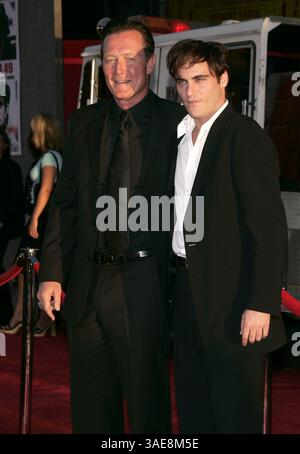 September 2004; Hollywood, Kalifornien, USA; Schauspieler ROBERT PATRICK & JOAQUIN PHOENIX bei der Uraufführung von 'Ladder 49' im El Capitan Theare. (Bild: Lisa O'Connor/ZUMAPRESS.com) Stockfoto