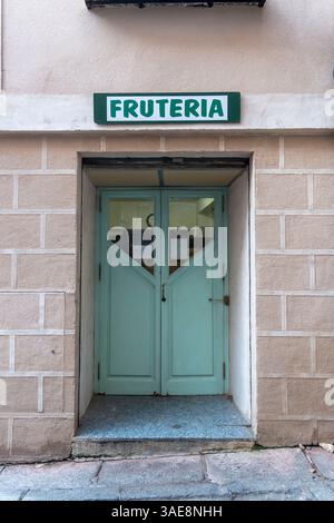 Es gibt eine Ladenfront mit einem Schild mit der Aufschrift Fruteria Stockfoto