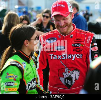 24. Februar 2012, Daytona Beach, FL, USA: Die Fahrer der NASCAR Nationwide Series Danica Patrick und Dale Earnhardt Jr. sprechen nach ihren Qualifikationsrunden für den DRIVE4COPD 300 auf dem Daytona International Speedway am 24. Februar 2012 in Daytona Beach, Florida. Earnhardt Jr. und seine Frau waren in einen Flugzeugabsturz in Tennessee verwickelt, aber unverletzt. (Kreditbild: © TNS via ZUMA Wire) Stockfoto