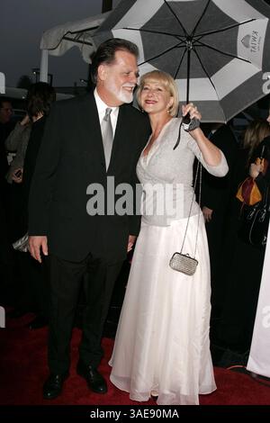 Januar 2005; Los Angeles, Kalifornien, USA; Schauspielerin HELEN MIRREN und Ehemann Regisseur TAYLOR HACKFORD bei den 10. jährlichen Critics' Choice Awards im Wiltern Theatre. (Bild: Lisa O'Connor/ZUMAPRESS.com) Stockfoto