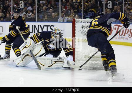 NHL-Buffalo Sabres vs Boston Bruins, Fr, 24. Februar 2012, Buffalo Sabres Torwart Ryan Miller #30 will einen Rückschlag vertuschen, als Sabres-Verteidiger Mike Weber #6 und Sabres-Verteidiger Christian Ehrhoff #10 während der ersten Phase zwischen den Buffalo Sabres gegen Boston Bruins aus dem First Niagara Center, 24. Februar 2012 helfen. (Credit Image: © Nick Loverde/Cal Sport Media/ZUMAPRESS.com) Stockfoto