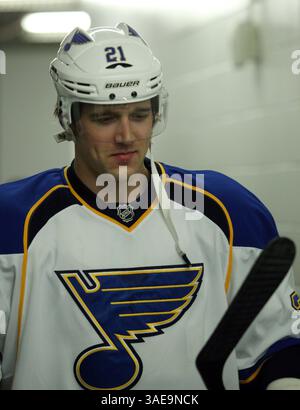 Februar 2012 - Winnipeg, Manitoba, KANADA - 50. Februar 2012; Winnipeg, MB, CAN; St Louis Blues Stürmer Patrik Berglund (21) vor dem Spiel gegen die Winnipeg Jets im MTS Centre. Obligatorische Gutschrift: Bruce Fedyck-US PRESSWIRE (Bild des Gutscheins: © Bruce Fedyck/Southcreek/ZUMAPRESS.com) Stockfoto