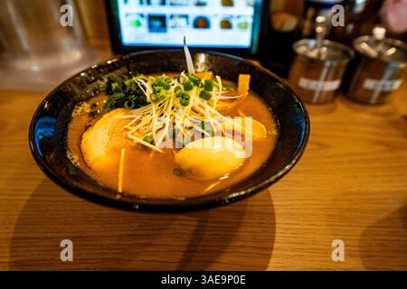 Tamago-Ramen mit Miso-Geschmack und Schweinefleisch und Ei in einem Ramen-Shop in Yokohama, Präfektur Kanagawa, Japan. Stockfoto