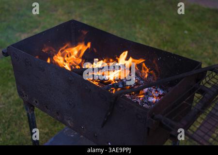 Schwelende Kohlen im Grill. Kohlen im Grill. Abend im Dorf Stockfoto