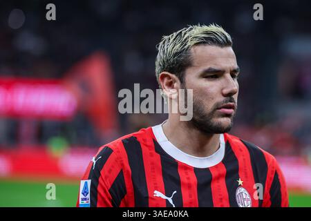 Theo Hernandez vom AC Milan spielt 2024/25 beim Fußballspiel der Serie A zwischen AC Milan und ACF Fiorentina im San Siro Stadion mit Stockfoto