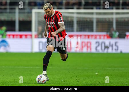 Theo Hernandez vom AC Milan wurde 2024/25 während des Fußballspiels der Serie A zwischen AC Milan und ACF Fiorentina im San Siro Stadion gezeigt Stockfoto