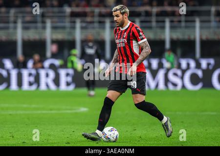 Theo Hernandez vom AC Milan wurde 2024/25 während des Fußballspiels der Serie A zwischen AC Milan und ACF Fiorentina im San Siro Stadion gezeigt Stockfoto