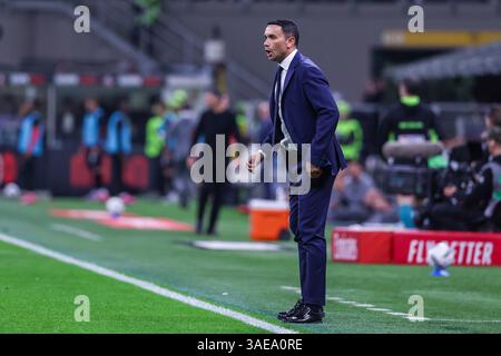 Raffaele Palladino Head Coach von ACF Fiorentina reagierte 2024/25 während des Fußballspiels der Serie A zwischen AC Milan und ACF Fiorentina im San Siro Stadion Stockfoto