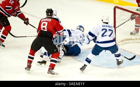 26. Februar 2012: Alexei Ponikarovsky (12) der Devils erzielt in der ersten Phase während der NHL-Aktion im Prudential Center in Newark, New Jersey, ein Tor ohne Unterstützung um den Torwart Mathieu Garon (32) und den Verteidiger Bruno Gervais (27) (nicht abgebildet). (Bild: © Duncan Williams/Cal Sport Media/ZUMAPRESS.com) Stockfoto