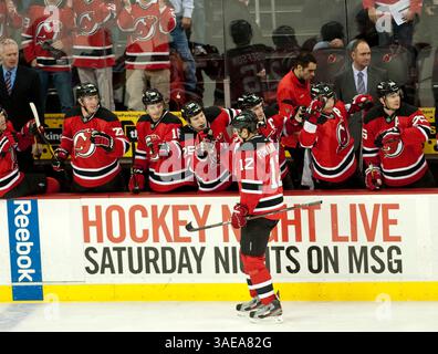 26. Februar 2012: Alexei Ponikarovsky (12) feiert mit seinen Teamkollegen, nachdem er 32 in der ersten Phase während der NHL-Aktion im Prudential Center in Newark, New Jersey, zwischen den New Jersey Devils und den Tampa Bay Lighting ein Tor ohne Assistenz erzielt hat. (Bild: © Duncan Williams/Cal Sport Media/ZUMAPRESS.com) Stockfoto