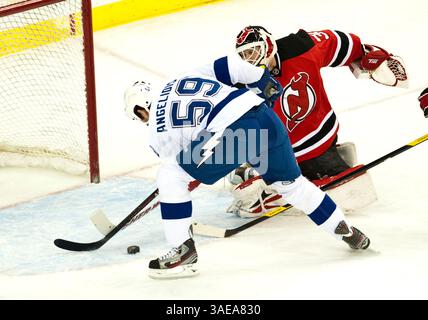 26. Februar 2012: Mike Angelidis (59) verpasst bei einem Torversuch um Devils Torwart Martin Brodeur (30) in der ersten Phase der NHL-Aktion im Prudential Center in Newark, New Jersey zwischen den New Jersey Devils und den Tampa Bay Lighting. (Bild: © Duncan Williams/Cal Sport Media/ZUMAPRESS.com) Stockfoto