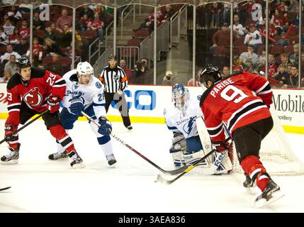 26. Februar 2012: Der linke Flügel der Devils Zach Parise (9) greift das Tor an, als der Lighting-Torwart Mathieu Garon (32) und der Verteidiger Brendan Mikkelson (29) in der zweiten Phase während der NHL-Aktion im Prudential Center in Newark, New Jersey, zwischen den New Jersey Devils und den Tampa Bay Lighting verteidigen. Beleuchtung besiegte die Teufel mit 4:3. (Bild: © Duncan Williams/Cal Sport Media/ZUMAPRESS.com) Stockfoto
