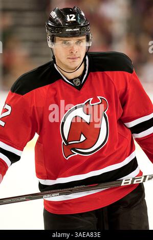 26. Februar 2012: Alexej Ponikarovsky (12) während eines Auslaufes in der zweiten Periode während der NHL-Aktion im Prudential Center in Newark, New Jersey, zwischen den New Jersey Devils und der Tampa Bay Lighting. Beleuchtung besiegte die Teufel mit 4:3. (Bild: © Duncan Williams/Cal Sport Media/ZUMAPRESS.com) Stockfoto