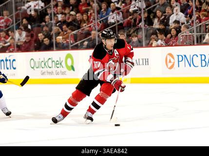 26. Februar 2012: Der linke Flügel der Devils IIya Kovalchuk (17) kontrolliert den Puck in der zweiten Phase während der NHL-Aktion im Prudential Center in Newark, New Jersey zwischen den New Jersey Devils und der Tampa Bay Lighting. (Bild: © Duncan Williams/Cal Sport Media/ZUMAPRESS.com) Stockfoto