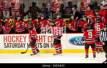 26. Februar 2012: Marek Zidlicky (2) und die linken Flügel IIya Kovalchuk (17) und Zach Parise (9) feiern mit Teamkollegen, nachdem Parise in der dritten Periode während der NHL-Aktion im Prudential Center in Newark, New Jersey zwischen den New Jersey Devils und den Tampa Bay Lighting ein Tor erzielte. Beleuchtung besiegte die Teufel mit 4:3. (Bild: © Duncan Williams/Cal Sport Media/ZUMAPRESS.com) Stockfoto