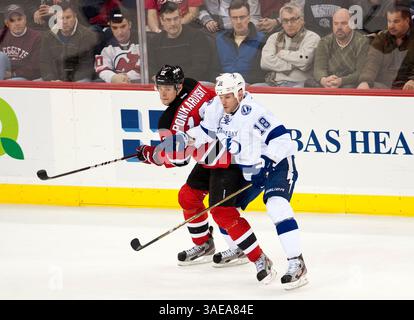 26. Februar 2012: Alexei Ponikarovsky (12) verwickelt sich während der NHL-Aktion im Prudential Center in Newark, New Jersey, zwischen den New Jersey Devils und der Tampa Bay Lighting. Beleuchtung besiegte die Teufel mit 4:3. (Bild: © Duncan Williams/Cal Sport Media/ZUMAPRESS.com) Stockfoto