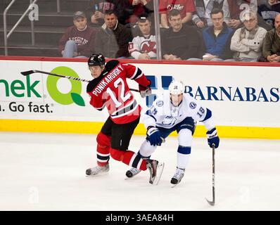 26. Februar 2012: Alexei Ponikarovsky (12) verwickelt sich während der NHL-Aktion im Prudential Center in Newark, New Jersey, zwischen den New Jersey Devils und der Tampa Bay Lighting. Beleuchtung besiegte die Teufel mit 4:3. (Bild: © Duncan Williams/Cal Sport Media/ZUMAPRESS.com) Stockfoto