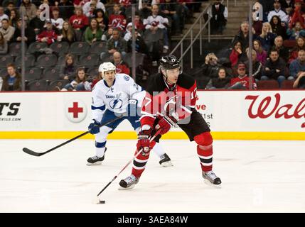 26. Februar 2012: Der linke Flügel der Devils IIya Kovalchuk (17) trifft in der zweiten Periode während der NHL-Aktion im Prudential Center in Newark, New Jersey zwischen den New Jersey Devils und der Tampa Bay Lighting. (Bild: © Duncan Williams/Cal Sport Media/ZUMAPRESS.com) Stockfoto