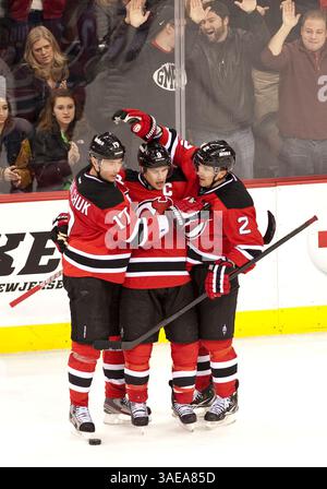 26. Februar 2012: Marek Zidlicky (2), linker Flügel IIya Kovalchuk (17) feiert mit dem linken Flügel Zach Parise (9), nachdem er in der dritten Periode während der NHL-Aktion im Prudential Center in Newark, New Jersey zwischen den New Jersey Devils und der Tampa Bay Lighting ein Tor erzielte. Beleuchtung besiegte die Teufel mit 4:3. (Bild: © Duncan Williams/Cal Sport Media/ZUMAPRESS.com) Stockfoto