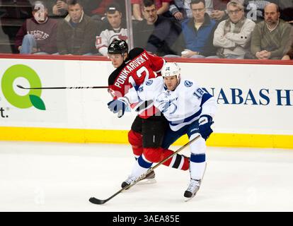 26. Februar 2012: Alexei Ponikarovsky (12) verwickelt sich während der NHL-Aktion im Prudential Center in Newark, New Jersey, zwischen den New Jersey Devils und der Tampa Bay Lighting. Beleuchtung besiegte die Teufel mit 4:3. (Bild: © Duncan Williams/Cal Sport Media/ZUMAPRESS.com) Stockfoto