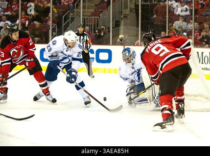 26. Februar 2012: Der linke Flügel der Devils Zach Parise (9) greift das Tor an, als der Lighting-Torwart Mathieu Garon (32) und der Verteidiger Brendan Mikkelson (29) seinen Torversuch in der zweiten Phase während der NHL-Aktion im Prudential Center in Newark, New Jersey zwischen den New Jersey Devils und den Tampa Bay Lighting blockieren. Beleuchtung besiegte die Teufel mit 4:3. (Bild: © Duncan Williams/Cal Sport Media/ZUMAPRESS.com) Stockfoto