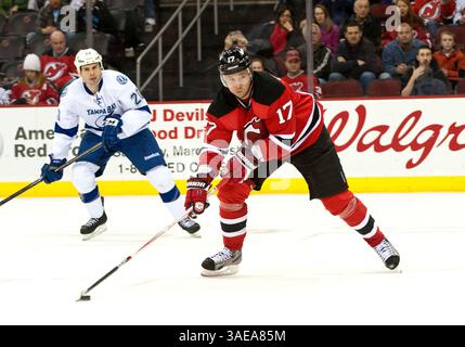 26. Februar 2012: Der linke Flügel der Devils IIya Kovalchuk (17) trifft in der zweiten Periode während der NHL-Aktion im Prudential Center in Newark, New Jersey zwischen den New Jersey Devils und der Tampa Bay Lighting. (Bild: © Duncan Williams/Cal Sport Media/ZUMAPRESS.com) Stockfoto