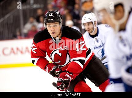 26. Februar 2012: Alexei Ponikarovsky (12) jagt während der NHL-Aktion im Prudential Center in Newark, New Jersey, zwischen den New Jersey Devils und der Tampa Bay Lighting einen Puck. Beleuchtung besiegte die Teufel mit 4:3. (Bild: © Duncan Williams/Cal Sport Media/ZUMAPRESS.com) Stockfoto