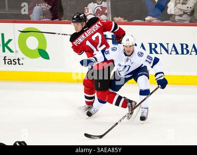 26. Februar 2012: Alexei Ponikarovsky (12) verwickelt sich während der NHL-Aktion im Prudential Center in Newark, New Jersey, zwischen den New Jersey Devils und der Tampa Bay Lighting. Beleuchtung besiegte die Teufel mit 4:3. (Bild: © Duncan Williams/Cal Sport Media/ZUMAPRESS.com) Stockfoto