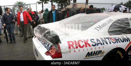 26. Februar 2012: Daytona Beach, FL, USA – der republikanische Präsidentschaftskandidat Mitt Romney, mit Brian Vickers, ganz links, fährt am Sonntag, 26. Februar 2012 auf der Boxenstraße vor dem Start des Daytona 500 auf dem Daytona International Speedway in Daytona Beach, Florida, vorbei. (Kreditbild: © Joe Burbank/Orlando Sentinel/MCT/ZUMAPRESS.com) Stockfoto