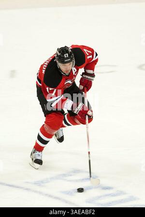26. Februar 2012: Der linke Flügel der Devils IIya Kovalchuk (17) kontrolliert den Puck während der NHL-Aktion im Prudential Center in Newark, New Jersey, zwischen den New Jersey Devils und der Tampa Bay Lighting. (Bild: © Duncan Williams/Cal Sport Media/ZUMAPRESS.com) Stockfoto