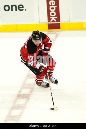 26. Februar 2012: Der linke Flügel der Devils IIya Kovalchuk (17) kontrolliert den Puck während der NHL-Aktion im Prudential Center in Newark, New Jersey, zwischen den New Jersey Devils und der Tampa Bay Lighting. (Bild: © Duncan Williams/Cal Sport Media/ZUMAPRESS.com) Stockfoto
