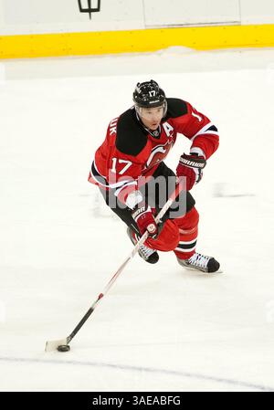 26. Februar 2012: Der linke Flügel der Devils IIya Kovalchuk (17) kontrolliert den Puck während der NHL-Aktion im Prudential Center in Newark, New Jersey, zwischen den New Jersey Devils und der Tampa Bay Lighting. (Bild: © Duncan Williams/Cal Sport Media/ZUMAPRESS.com) Stockfoto