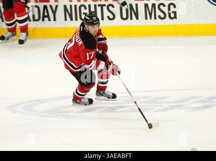 26. Februar 2012: Der linke Flügel der Devils IIya Kovalchuk (17) kontrolliert den Puck während der NHL-Aktion im Prudential Center in Newark, New Jersey, zwischen den New Jersey Devils und der Tampa Bay Lighting. (Bild: © Duncan Williams/Cal Sport Media/ZUMAPRESS.com) Stockfoto