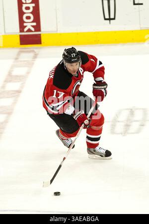 26. Februar 2012: Der linke Flügel der Devils IIya Kovalchuk (17) kontrolliert den Puck während der NHL-Aktion im Prudential Center in Newark, New Jersey, zwischen den New Jersey Devils und der Tampa Bay Lighting. (Bild: © Duncan Williams/Cal Sport Media/ZUMAPRESS.com) Stockfoto