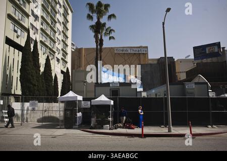 Februar 2012 - Hollywood, Kalifornien, USA S - 26. Februar 2012 - Hollywood, Kalifornien, USA - Szenen rund um das Kodak Theatre / Hollywood and Highland Theatre bevor die 84. Academy Awards, die Oscars, auf dem roten Teppich ankommen. (Bild: © Jerry Englehart Jr./ZUMAPRESS.com) Stockfoto